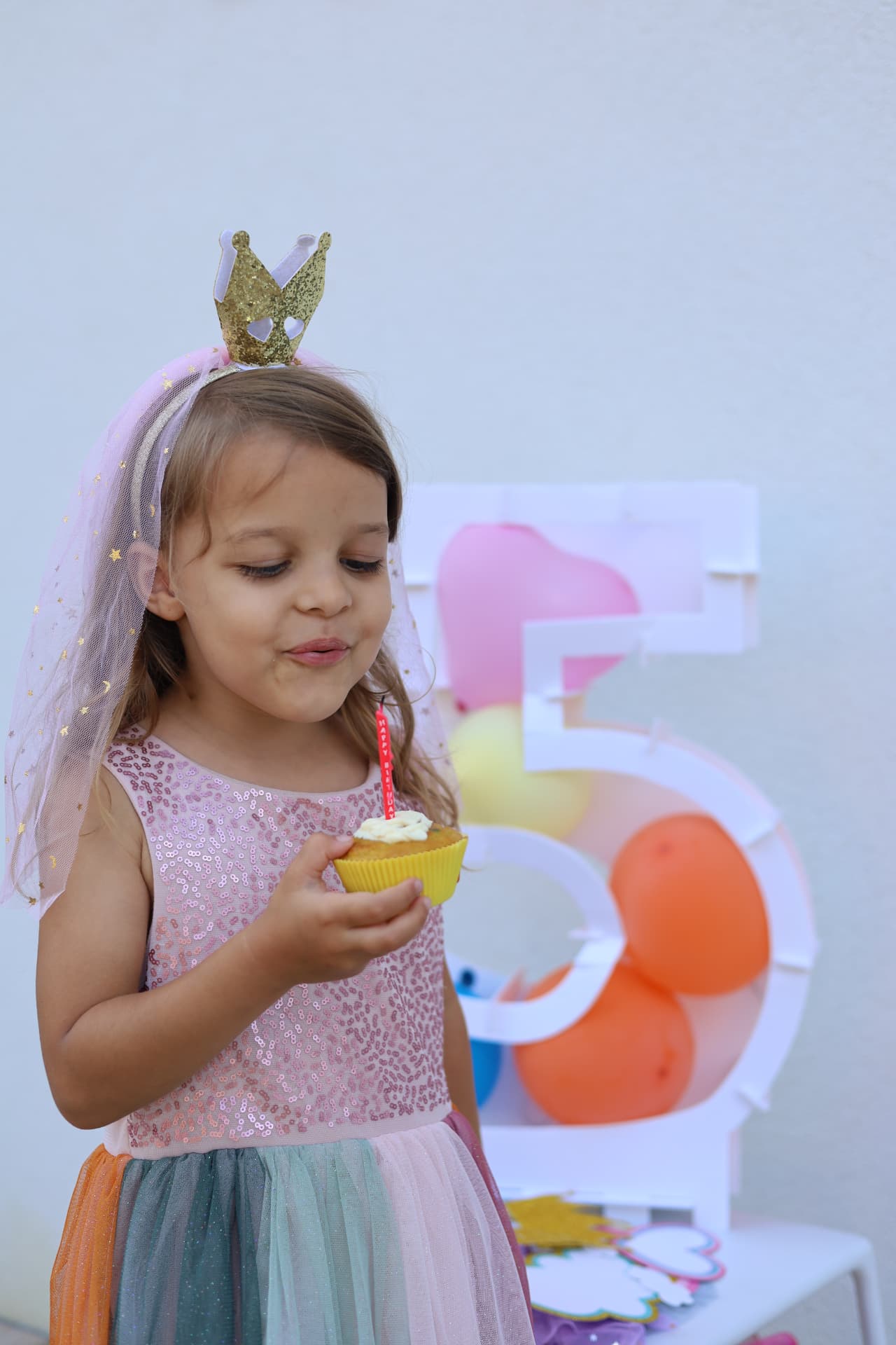 Detská oslava s tortou a balónmi — zážitkový detský program Happy Heads